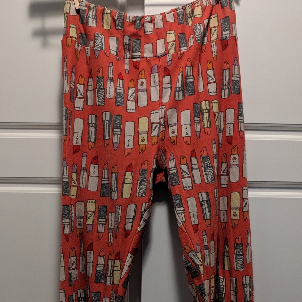 Lipstick print leggings